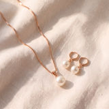 Elegante conjunto de três peças com colar e brincos de pérolas