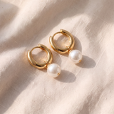 Elegantes brincos pequenos de dourado com pérolas