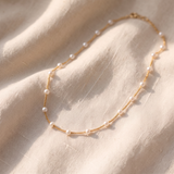 Colar elegante de ouro com pérola