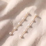 Brincos compridos e elegantes pendentes com pérolas