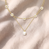 Colar elegante de pérolas em camadas com detalhe floral | Dourado