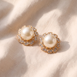 Brincos dourados elegantes com pérola e folhas cintilantes