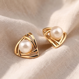 Brincos dourados elegantes com pérolas
