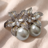 Brincos de pérola em forma de flor em ouro branco