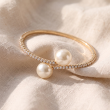 Pulseira elegante adornada com pérolas e zircões brilhantes