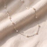 Colar elegante de pérolas cintilantes