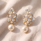 Brincos elegantes dourados com pérolas em forma de flor