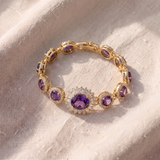 Elegante pulseira dourada com um encantador pendente de ametista