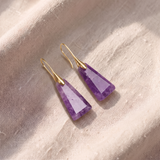 Brincos geométricos pendentes elegantes com detalhe facetado marcante