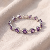 Elegante pulseira prateada com elos em halo