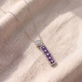 Colar elegante com pendente em forma de placa