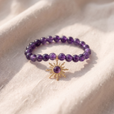 Elegante pulseira de contas de ametista com um belo motivo de sol