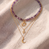 Conjunto elegante de colares sobrepostos com encantadores motivos celestiais