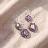 Brincos pendentes elegantes com coração e detalhe de auréola brilhante