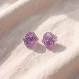 Brincos pequenos e elegantes com um cristal de ametista abstrato único
