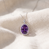 Colar elegante com pendente solitário e detalhe de halo cintilante