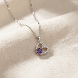 Colar elegante com pendente em forma de coração adornado com zircónias
