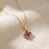 Colar elegante com um sumptuoso pendente de trevo em ametista
