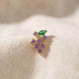 Brincos pequenos e elegantes com um delicado detalhe de folha