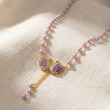 Colar elegante e icónico com um cisne roxo
