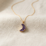 Colar elegante com um belo pendente em forma de lua crescente