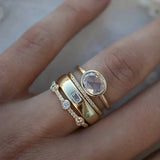 Conjunto vintage de anéis dourados com zircónias brilhantes
