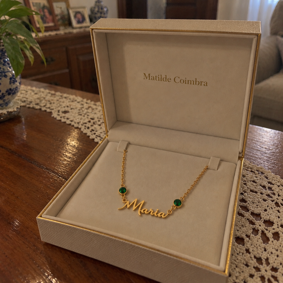 Colar personalizado Maria com pedras verdes na caixa Matilde Coimbra