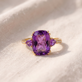 Anel dourado elegante com zircónia cúbica brilhante