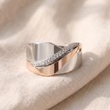 Anel vintage elegante em dourado rosa e prata com zircónias brilhantes