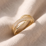 Anel clássico e elegante Catherine, dourado e adornado com zircónias brilhantes
