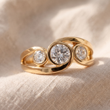 Anel dourado vintage elegante com design em espiral e zircões brilhantes