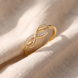 Anel dourado elegante com motivo do infinito e corrente