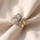 Anel dourado vintage elegante com brilho cintilante