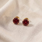 Brincos elegantes redondos de dourado com rubi