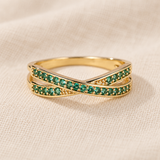 Anel elegante de dourado ondulado com esmeralda