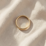 Anel minimalista elegante com design bicolor dourado e prateado