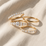 Conjunto elegante de anéis dourados adornados com zircões brilhantes