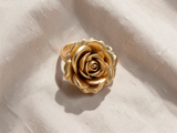 Anel dourado elegante com motivo floral