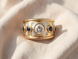 Anel dourado elegante adornado com zircónias brilhantes
