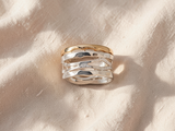 Anel elegante dourado e prateado, oco