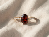 Anel elegante com moissanite de corte cushion