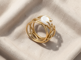 Anel elegante e fino de dourado com pérola