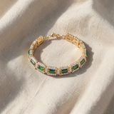 Pulseira dourada elegante em verde-esmeralda