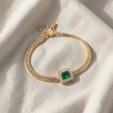 Pulseira elegante de corrente cubana com detalhe quadrado em halo de esmeralda