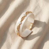 Pulseira dourada elegante adornada com zircónias brilhantes