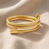 Pulseira dourada entrançada elegante