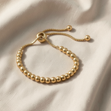 Pulseira dourada elegante com contas delicadas