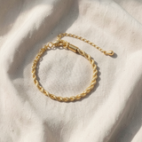 Pulseira elegante de dourado com design entrançado