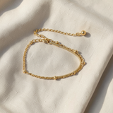 Pulseira dourada elegante de várias camadas