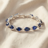 Pulseira tennis elegante com um detalhe de safira em forma de lágrima